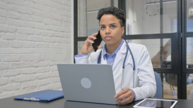 Afrikalı Kadın Doktor Klinikte Telefonda konuşuyor