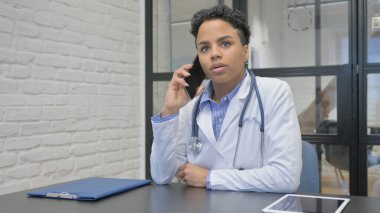 Afrikalı Kadın Doktor Telefonda Konuşuyor, Müzakere