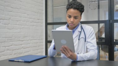 Afrikalı Kadın Doktor Dijital Tablet Üzerinde Çalışıyor