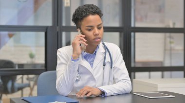 Karışık Irk Kadın Doktor Telefonda konuşuyor