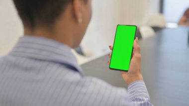 Ekranda Krom Anahtarlı Telefon Tutuluyor