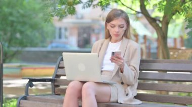 Smartphone ve Laptop Outdoor 'da çalışan iş kadını
