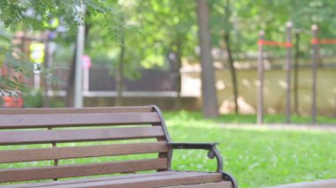 Afrikalı İşadamı Bench Outdoor 'a gelip oturuyor