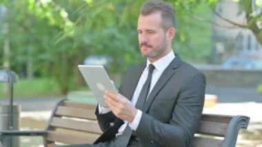 Tablette Kaybı Olan Genç İşadamı Dışarıda Otururken