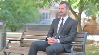 Genç İşadamı Bench 'i Park' ta Bırakıyor