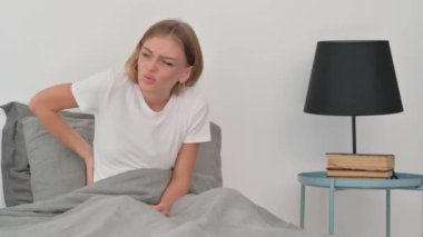 Yatakta otururken Sırtı Ağrıyan Genç Kadın
