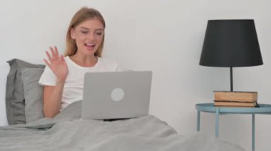 Yatakta Oturan Genç Kadının Dizüstü Bilgisayarında Online Görüntülü Sohbet