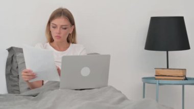 Yatakta Belgeleri Okurken Kutlama Yapan Genç Kadın