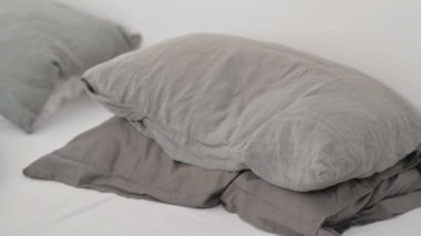 Yorgun genç kadın dinlenmek için yatağa uzanıyor.