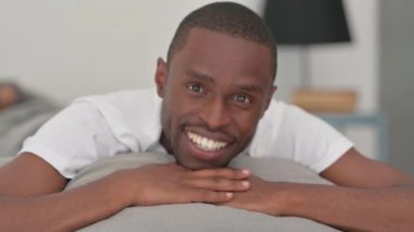 Afrika 'lı Adam' ın yatakta karın üstü yatarken görüntüsü