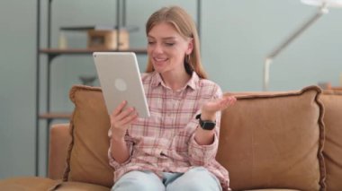 Tablet 'te Video Sohbeti Yapan Genç Kadın Evdeki Koltukta Otururken