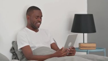 Afrikalı Adam Tablette Video Sohbeti Yapıyor Yatakta Otururken