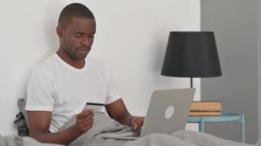 Afrikalı Adam Yatakta Otururken Çevrimiçi Bankacılık Sorunlarına ÜzgünName
