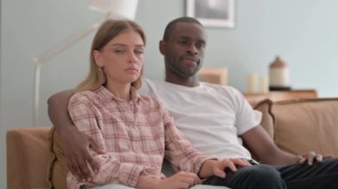 Ciddi Irklar Arası Çift Evde Oturuyor