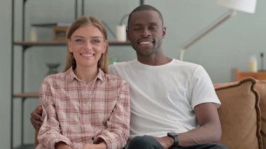 Gülümseyen Irklar Arası Çift Evdeki Kameraya Bakıyor