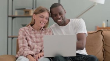 Evdeki Irklar Arası Çiftin Dizüstü bilgisayardaki Online Video Sohbeti