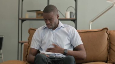 Öksüren Afrikalı Adam Evdeki Koltukta Oturuyor