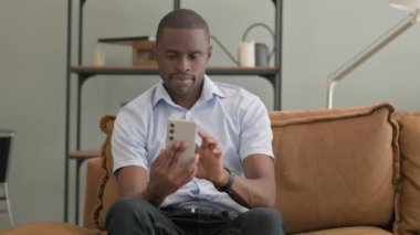 Evdeki Kanepede otururken Afrikalı Adam Mesajlaşması