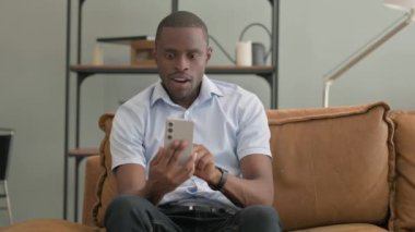 Afrikalı Adam Evdeki Koltukta Otururken Sonuçlar İçin Heyecanlı