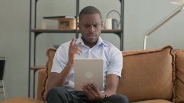 Tabletinde Yitik Afrikalı Adam Evdeki Koltukta Otururken