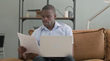 Belgeleri evde okurken Afrikalı Adam Şok Oldu