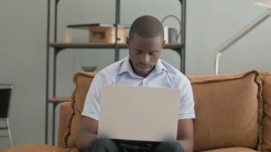 Evde Dizüstü bilgisayar kullanırken Uyuyan Afrikalı Adam