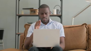 Evde Dizüstü bilgisayar kullanan Baş Ağrısı Olan Afrikalı Adam