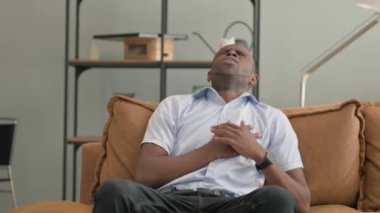 Yatakta Otururken Göğüs Ağrısı Olan Afrikalı Adam