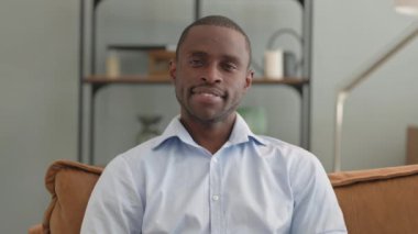 Memlekette Kanepede oturan Başparmakları Yukarda Afrikalı Adamın Portresi