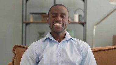 Memlekette Kanepede oturan Başparmakları Yukarda Afrikalı Adamın Portresi