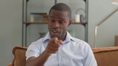 Evdeki Koltukta oturan Afrikalı Adam 'dan Bana Jest Deyin