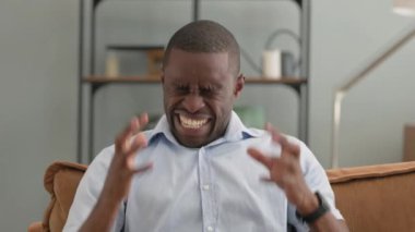 Öfkeyle bağıran ve bağıran Afrikalı adamın portresi