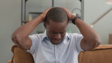 Afrikalı Adam Evde Kaybına Tepki Veriyor