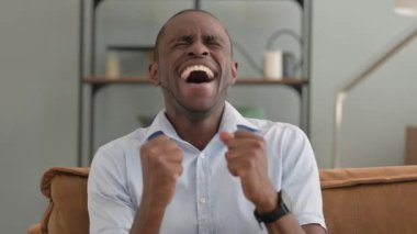 Heyecanlı Afrikalı Adam 'ın Portresi Evdeki Koltukta Oturuyor