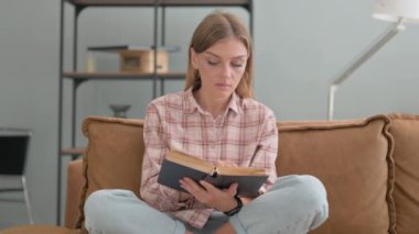 Yatakta Otururken Kitap Okuyan Genç Kadın