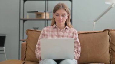 Laptop 'ta Başarı Kutlaması Genç Kadın