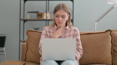 Hasta Genç Kadın Evde Dizüstü bilgisayar kullanırken öksürüyor