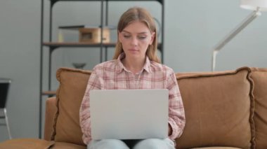 Genç Kadın Laptop 'ı Kapatıyor ve Dışarıdaki Benç' ten Çıkıyor