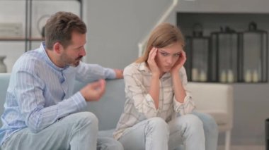 Depresyondaki Genç Adam Evde Ağlayan Eş ile Kavga Ediyor