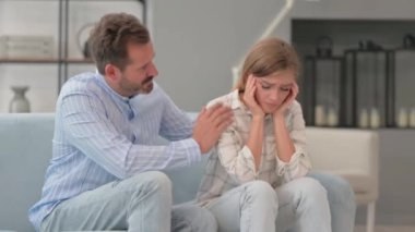 Depresyondaki Genç Adam Evde Ağlayan Eşi Teselli Ediyor