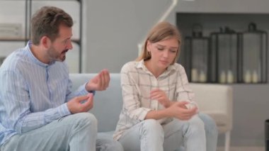 Depresyondaki Genç Adam Evde Ağlayan Eş ile Kavga Ediyor