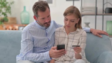 Genç Çift Evde Telefonla Alışverişin Tadını Çıkartıyor