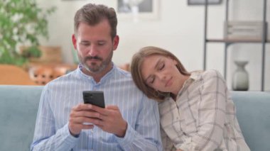 Adam Telefonu Kullanırken Kadın Koltukta Omuzunda Uyurken