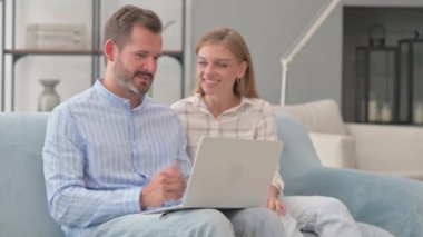 Evde Genç Bir Çiftin Dizüstü bilgisayardaki Online Video Sohbeti