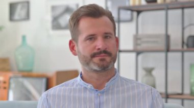 Evinde İnkâr Eden Genç Adamın Portresi