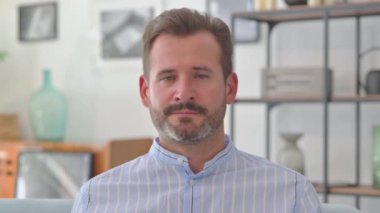 Evde Baş Parmakla Genç Adamın Portresi