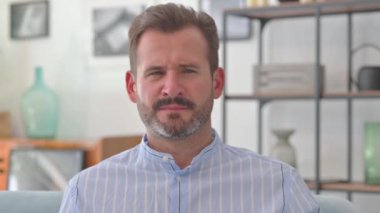 Evde Baş Ağrısı Olan Orta Çağ Adamı Portresi