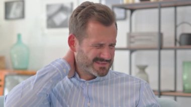 Evde Boyun Ağrısı Olan Orta Çağ Adamı Portresi