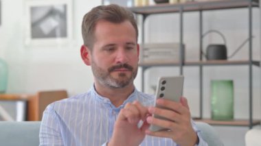 Ortaçağ Erkeğinin Portresi Telefonda Sonuçlar İçin Heyecanlı