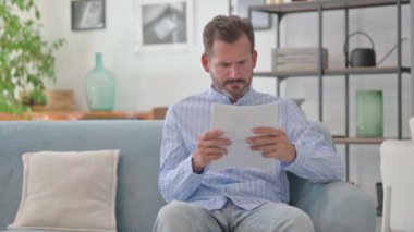 Gergin Orta Çağ Adamı Evdeki Belgeleri Okurken Şok Oldu